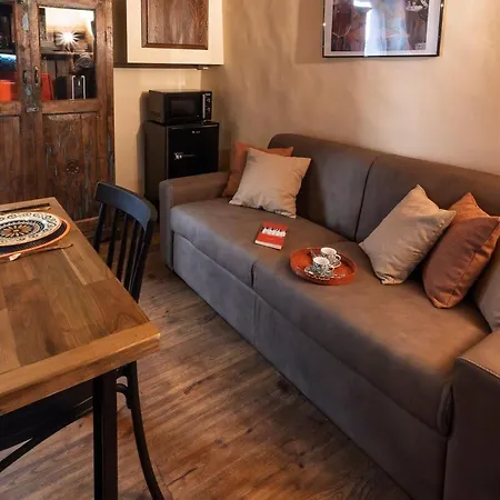 Sweet Light And Romance On First Floor Apartment *